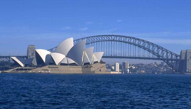 Syndey Opera House with Sydney Harbour Bridge in the background, Sydney, Australia